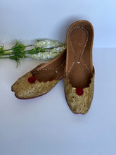 Load image into Gallery viewer, Zari Punjabi Jutti
