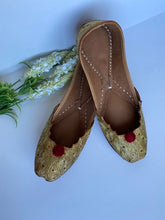 Load image into Gallery viewer, Zari Punjabi Jutti
