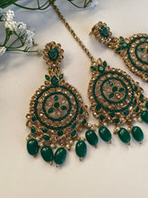 Load image into Gallery viewer, Emerald Earrings Tikka
