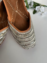 Load image into Gallery viewer, Silver Pearl Jutti
