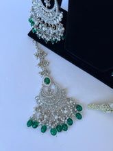 Load image into Gallery viewer, Silver and Green Choker
