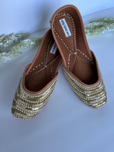 Load image into Gallery viewer, Golden Pearl Jutti
