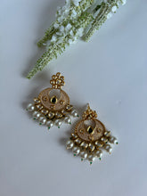 Load image into Gallery viewer, Emerald Kundan Earrings
