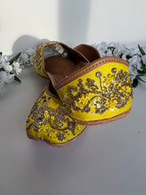 Load image into Gallery viewer, Yellow Punjabi Jutti
