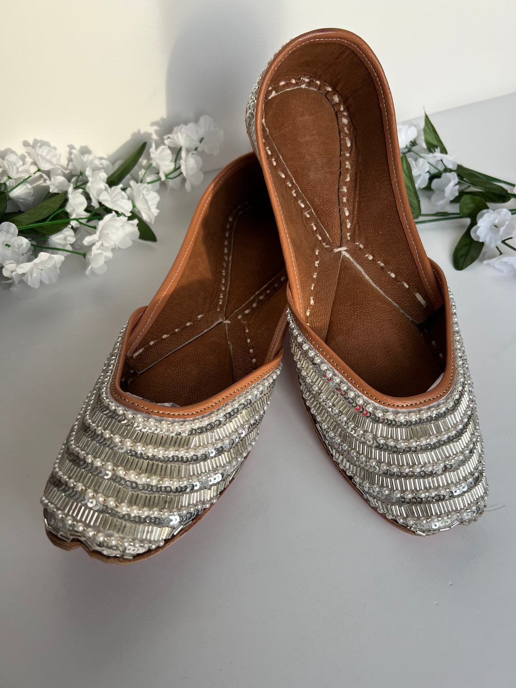 Silver Pearl Jutti