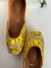 Load image into Gallery viewer, Yellow Punjabi Jutti
