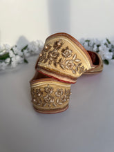 Load image into Gallery viewer, Golden Punjabi Jutti

